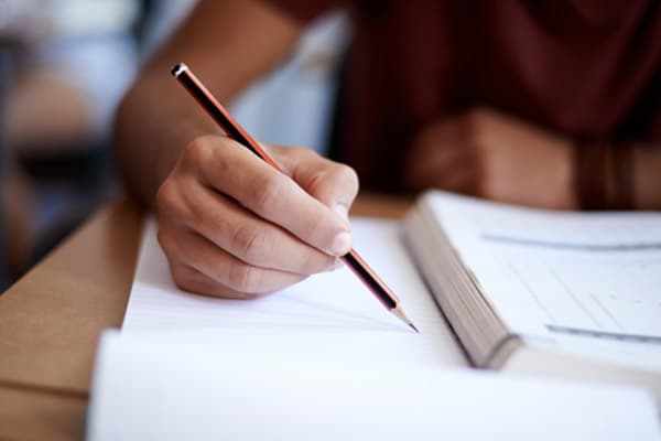 با کودکی که کلمات نامناسب به کار می‌برد چگونه رفتار کنیم؟